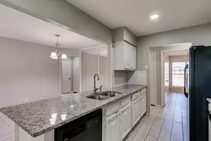 2714 Meadow Bluff Ln, Dallas, TX 75237 - Photo 29