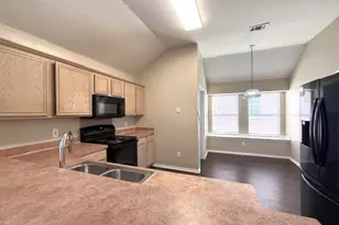 2218 W Thoroughbred Dr, Lancaster, TX 75146 - Photo 7