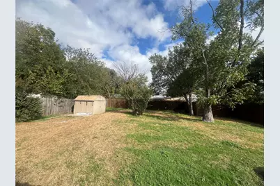 1021 E Russell Avenue, Carrollton, TX 75006 - Photo 25