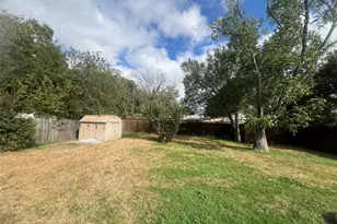 1021 E Russell Ave, Carrollton, TX 75006 - Photo 25