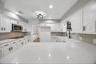 18 Legend Rd, Benbrook, TX 76132 - Photo 11