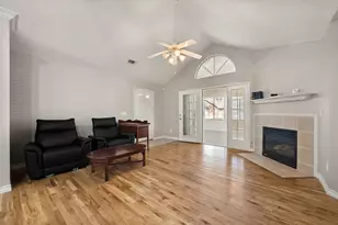 924 Bridges Dr, Arlington, TX 76012 - Photo 3