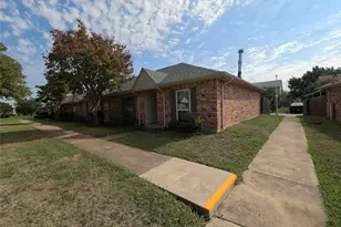 21 W Townhouse Ln, Grand Prairie, TX 75052 - Photo 7