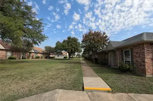 21 W Townhouse Ln, Grand Prairie, TX 75052 - Photo 3