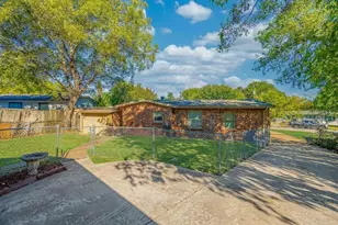 4712 Laverda Dr, Haltom City, TX 76117 - Photo 3
