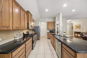 504 Valencia Dr, Arlington, TX 76002 - Photo 9