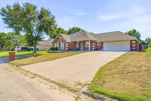 1466 Oakwood Dr, Stephenville, TX 76401 - Photo 3