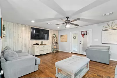 301 N Lyon Street, Tom Bean, TX 75491 - Photo 9