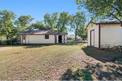 301 N Lyon Street, Tom Bean, TX 75491 - Photo 31