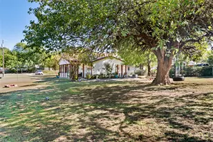 301 N Lyon St, Tom Bean, TX 75491 - Photo 35