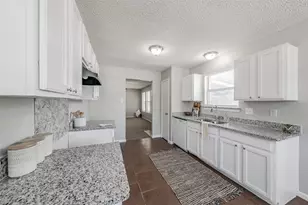 3750 Meadowbrook Dr, Fort Worth, TX 76103 - Photo 13