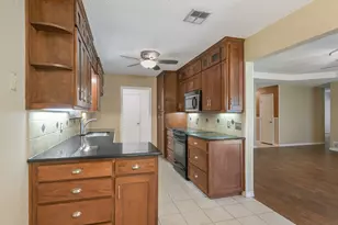 6410 Willow Springs Dr, Arlington, TX 76001 - Photo 7