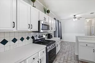 204 Newport Dr, Van Alstyne, TX 75495 - Photo 9