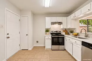 210 E Amberway Ln, Garland, TX 75040 - Photo 5