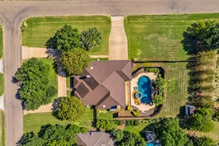 610 Shallow Creek Dr, Oak Leaf, TX 75154 - Photo 1