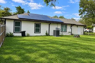 709 SW Dallas St, Grand Prairie, TX 75051 - Photo 3