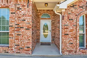 5121 Yaupon Dr, Arlington, TX 76018 - Photo 3
