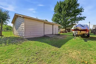 609 W Kilpatrick Ave, Cleburne, TX 76033 - Photo 3