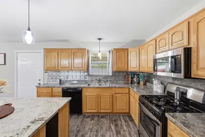 609 W Kilpatrick Avenue, Cleburne, TX 76033 - Photo 9