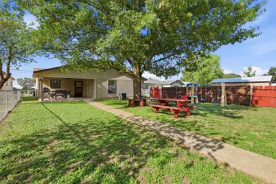 609 W Kilpatrick Avenue, Cleburne, TX 76033 - Photo 17