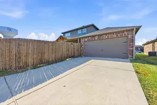 2020 Glen Hollow Dr, Lancaster, TX 75134 - Photo 27
