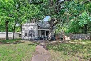 707 S Robinson St, Cleburne, TX 76031 - Photo 1