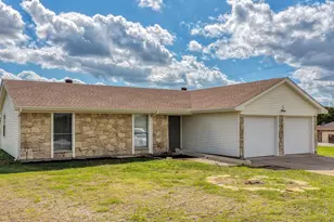 901 W Apache Trail, Granbury, TX 76048 - Photo 3