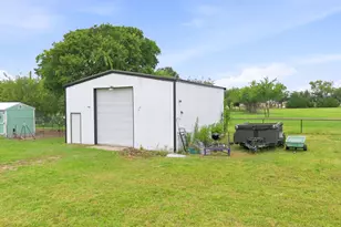 698 Hackberry Rd, Van Alstyne, TX 75495 - Photo 9