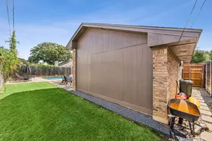 1905 Reverchon Dr, Arlington, TX 76017 - Photo 3