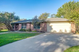 109 Briarwood Dr, Kennedale, TX 76060 - Photo 3