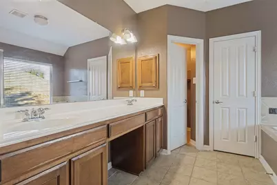 1021 Honeysuckle, Grapevine, TX 76051 - Photo 17
