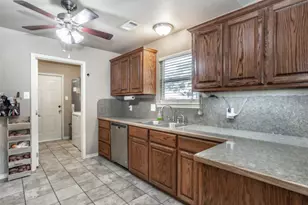 406 W Elm St, Collinsville, TX 76233 - Photo 9