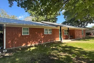 106 California St, Saint Jo, TX 76265 - Photo 3