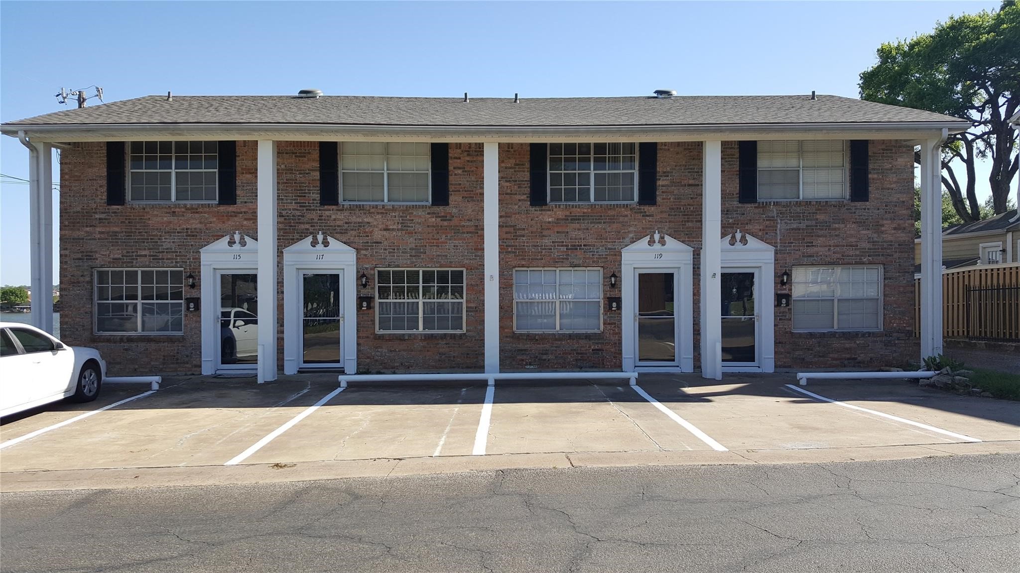 115 W Doyle St, Granbury, TX 76048 - MLS 21415128 - Coldwell Banker