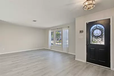 3152 Pine Valley Drive, Grand Prairie, TX 75052 - Photo 3