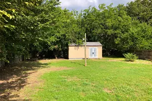 1108 Locust St, Gainesville, TX 76240 - Photo 9