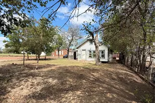 325 Pine St, Ranger, TX 76470 - Photo 3