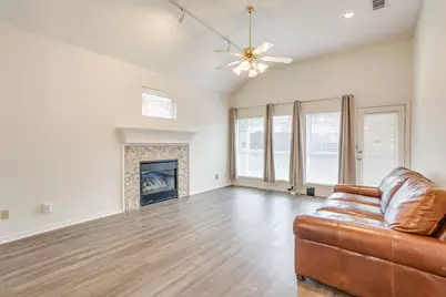 1813 W Wall Street, Grapevine, TX 76051 - Photo 7