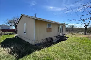 103 Cypress St, Lott, TX 76656 - Photo 5