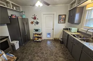 706 W Navasota St, Groesbeck, TX 76642 - Photo 5