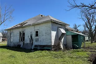 320 N 5th St, Lott, TX 76656 - Photo 7