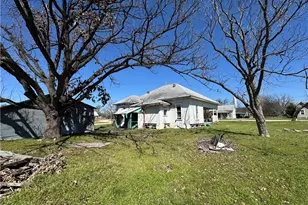 320 N 5th St, Lott, TX 76656 - Photo 9