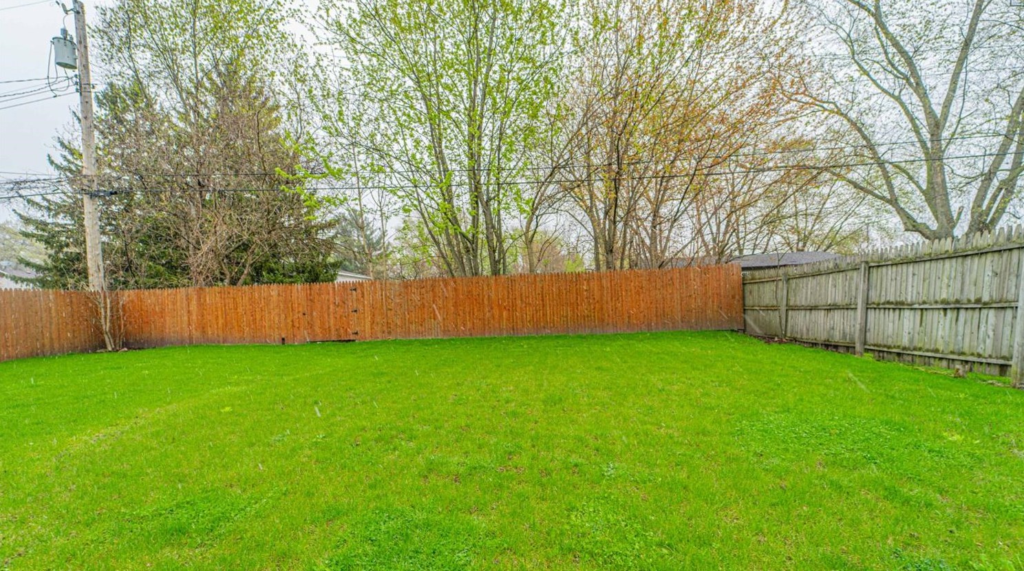 1301 Oakwood St, Griffith IN  46319-1850 exterior