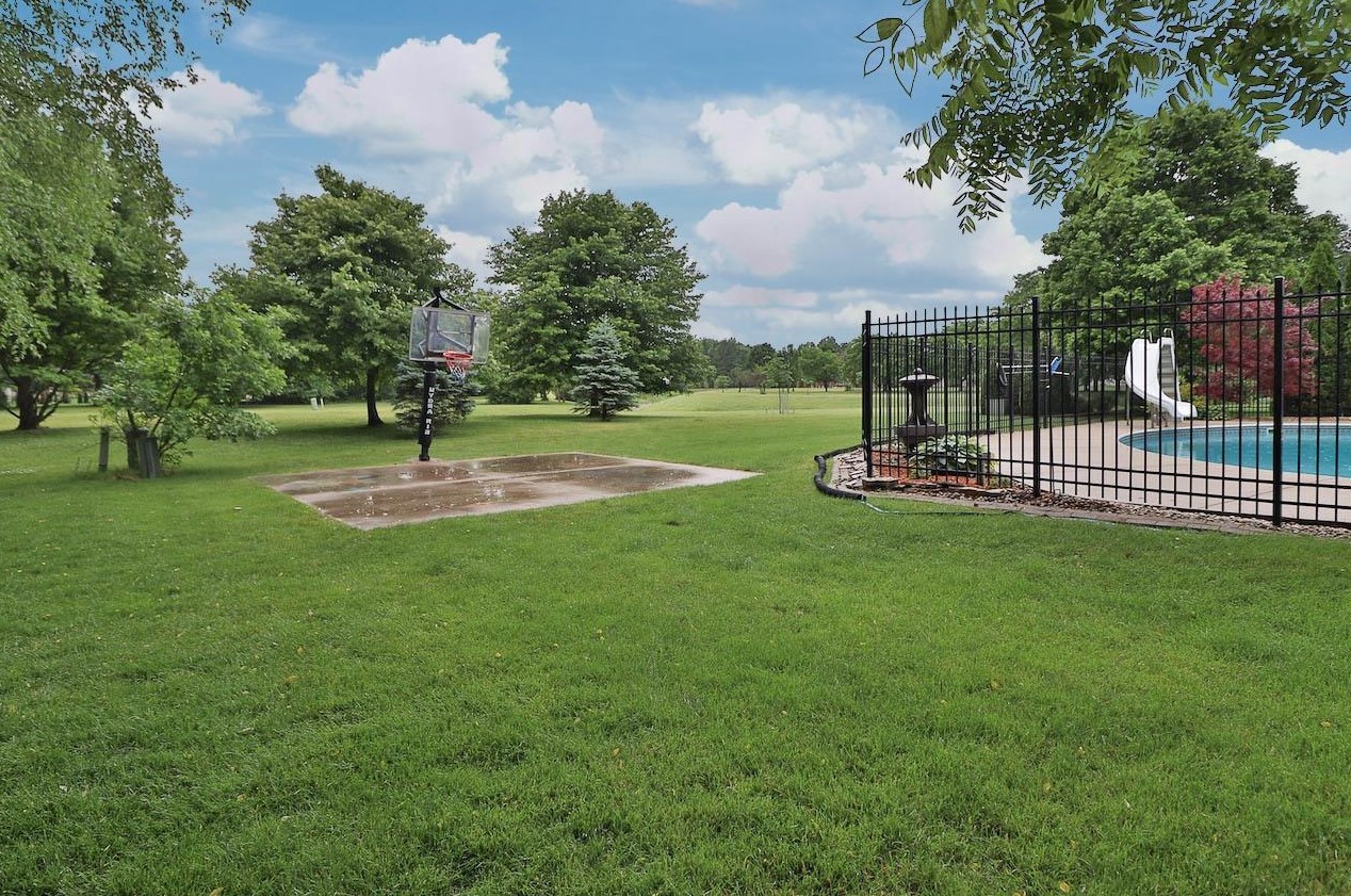 1423 Inverness Ln, Schererville IN  46375-2930 exterior