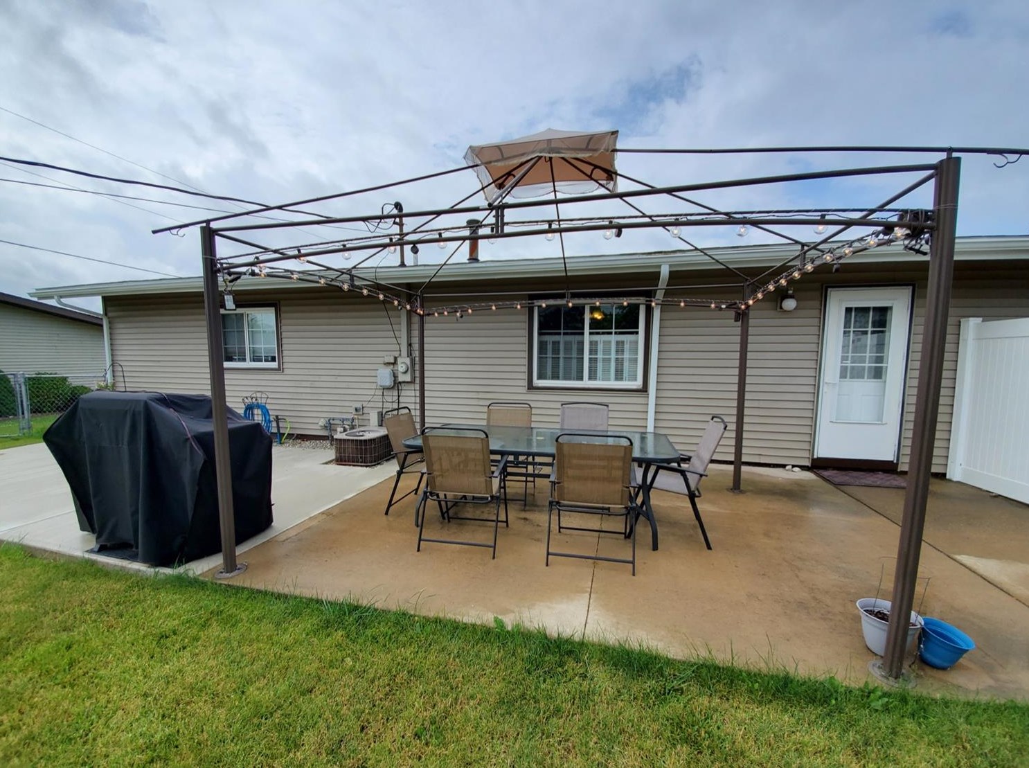 423 Saginaw Dr, Valpo IN 46385-8117 exterior