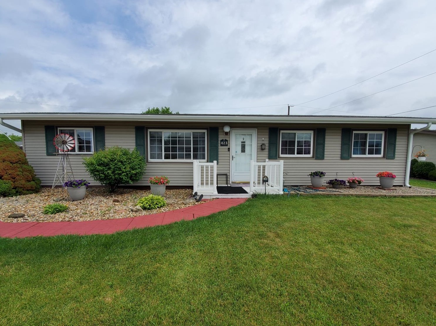 423 Saginaw Dr, Valpo IN 46385-8117 exterior