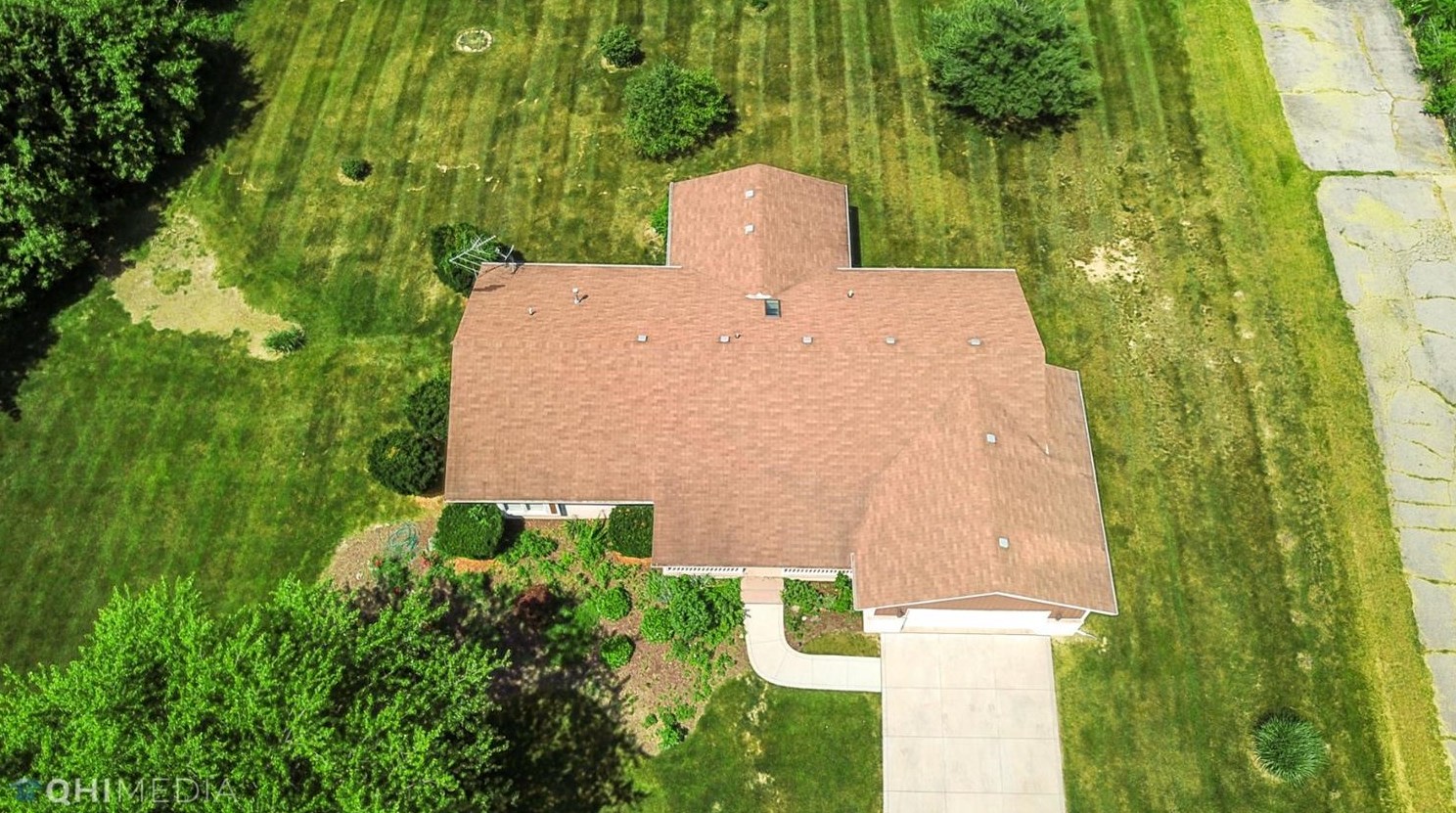 744 Meridian Rd, Valpo, IN 46385