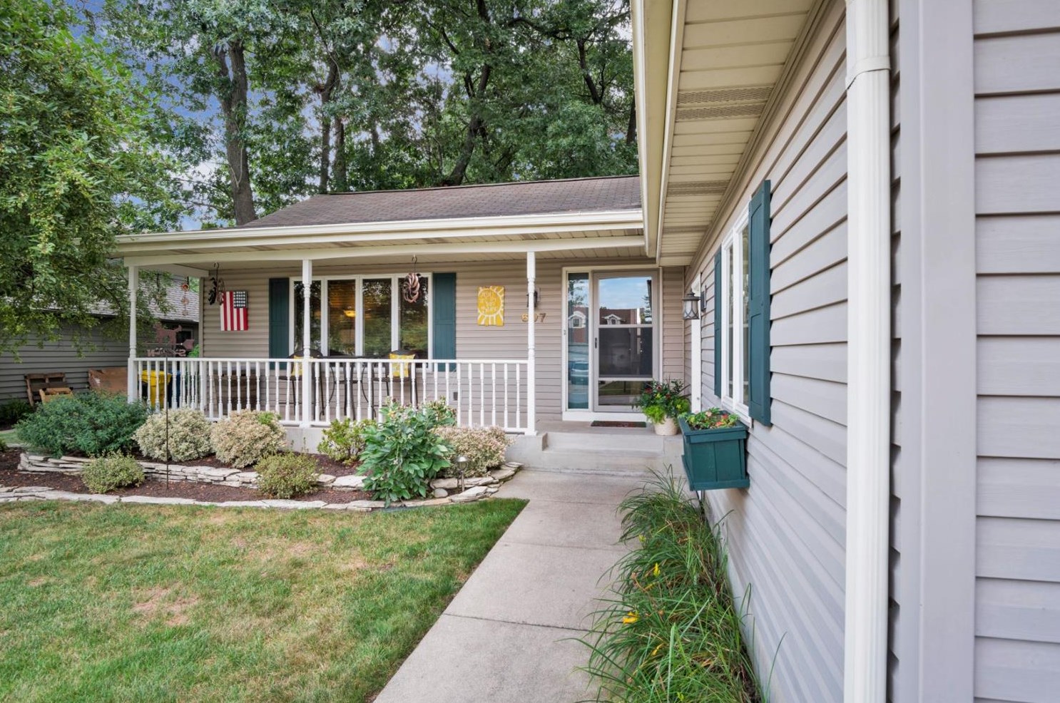 607 Oriole Ave, Griffith IN  46319-3733 exterior