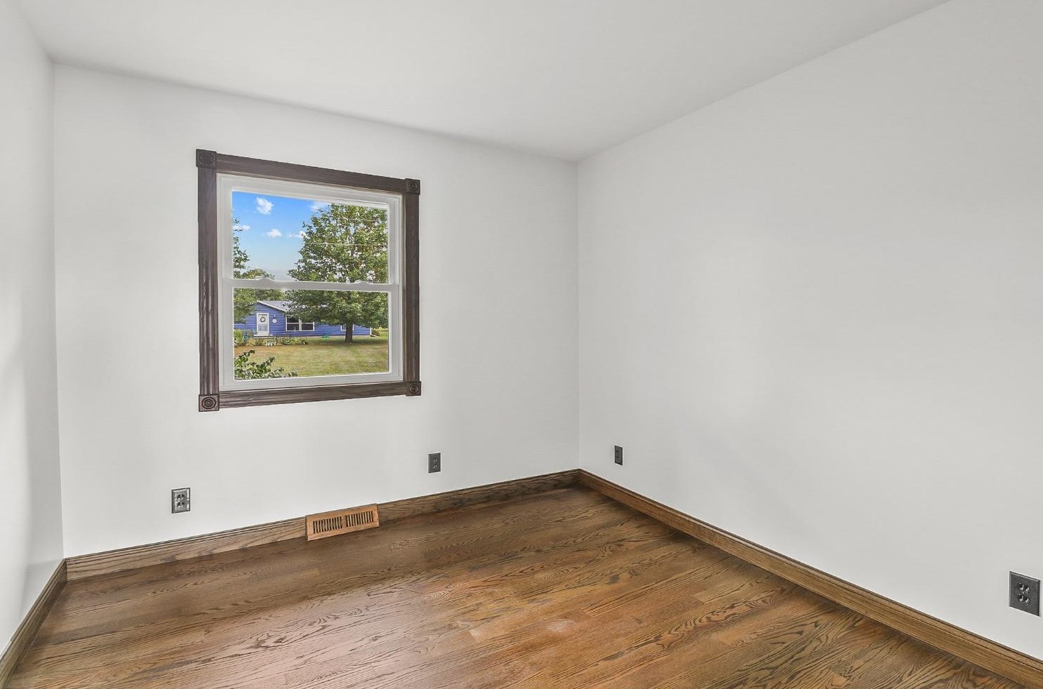 2802 300, La Porte IN 46350-8949 exterior