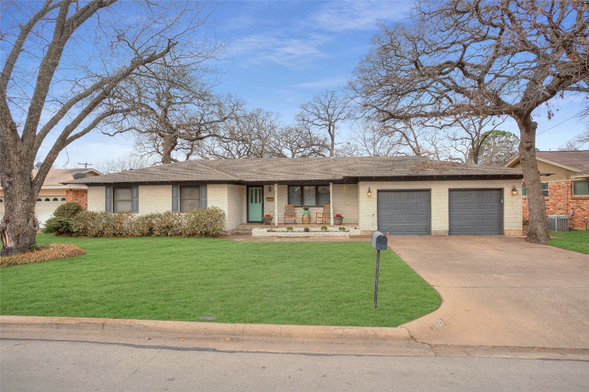 1121 Hurstview Dr, Hurst, TX 76053 - MLS 20242404 - Coldwell Banker